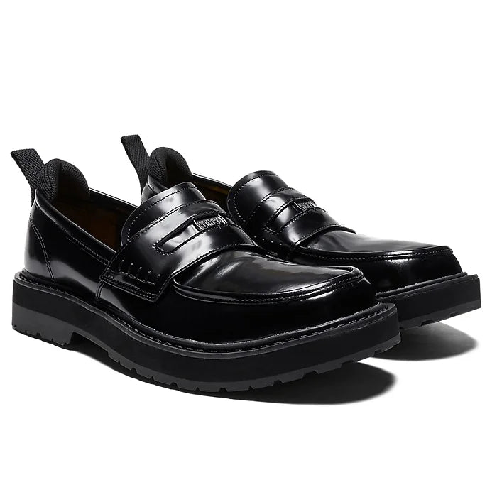 The TIGER LOAFER reimagines the classic coin loafer with a refined modern (mode) aesthetic, blending timeless elegance with contemporary design.