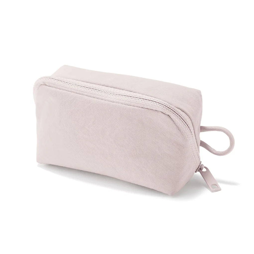 This pouch is made from wrinkle-textured nylon fabric, known for its unique crispness and firmness.