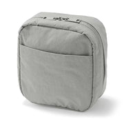 This square muji pouch is made from wrinkle-textured nylon fabric, known for its distinctive crispness and firmness.
