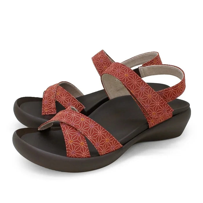 Step into timeless Japanese elegance with the RegettaCanoe CJFW-3518 sandals, featuring a traditional Wagara hemp-leaf pattern. 