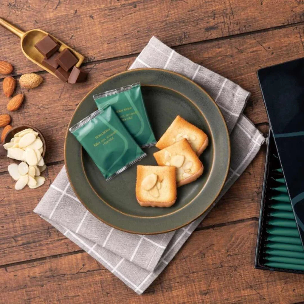 Almond Langue de Chat Cookies with Milk Chocolate | Autumn–Winter LimitedBie aux Amandes Chocolat is a seasonal autumn–winter specialty from Yoku Moku, offering an elegant harmony of crispy cookie, sliced almonds, and milk chocolate.
