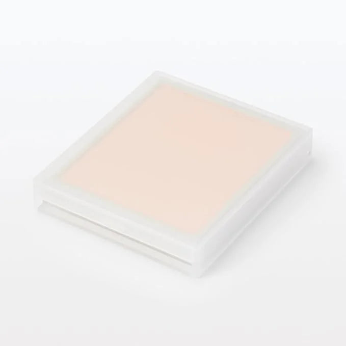 The MUJI UV Powder Foundation provides smooth, natural coverage while protecting the skin with SPF 30 PA+++. 